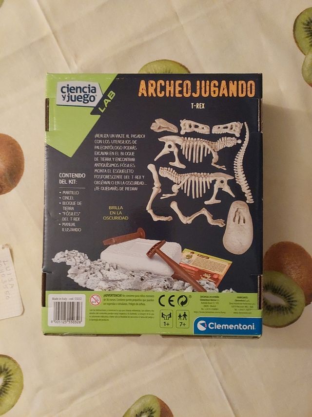 Archeo jugando T-Rex. Clementoni
