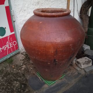 Vasija antigua de cerámica esmaltada