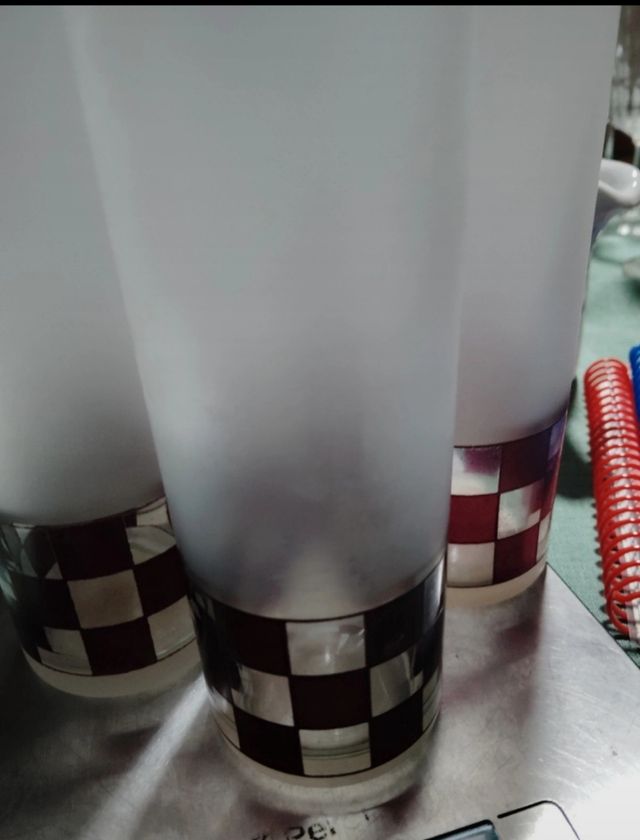 5 vasos pixelados cuadros morados