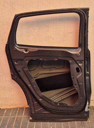 VENDO PUERTA TRASERA MERCEDES GLA 2024