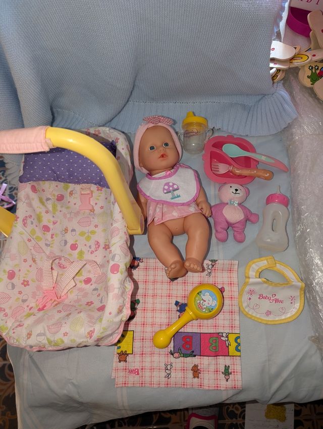 Muñeca con canasta y accesorios.