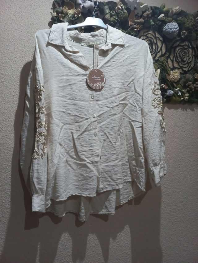 Blusa beige con mangas bordadas