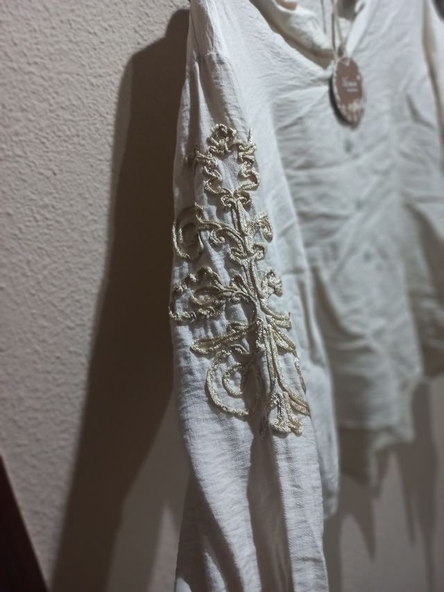 Blusa beige con mangas bordadas