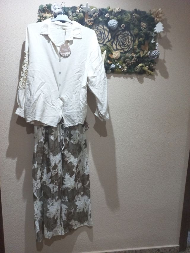 Blusa beige con mangas bordadas