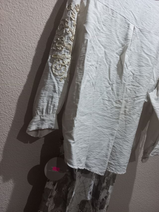 Blusa beige con mangas bordadas