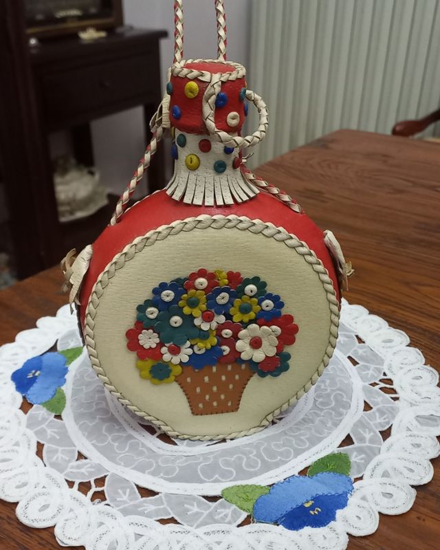 Bottiglia vintage rivestita in pelle