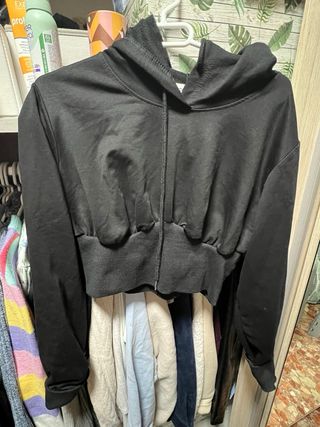 OFERTA Sudadera crop con capucha