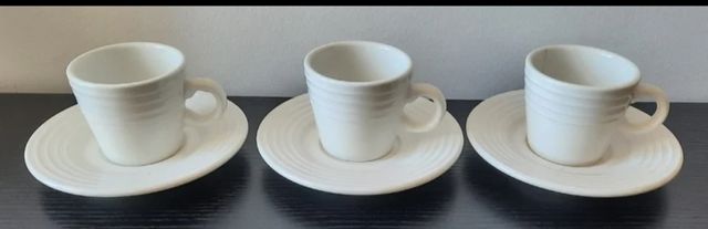 Tres tazas de café de porcelana
