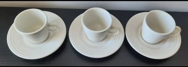 Tres tazas de café de porcelana