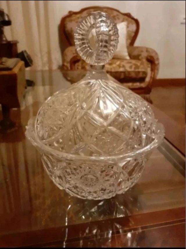 Scatola per caramelle in vetro intagliato