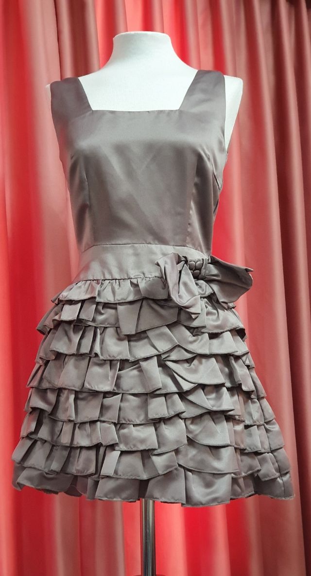 Vestido coqueto y juvenil de color gris