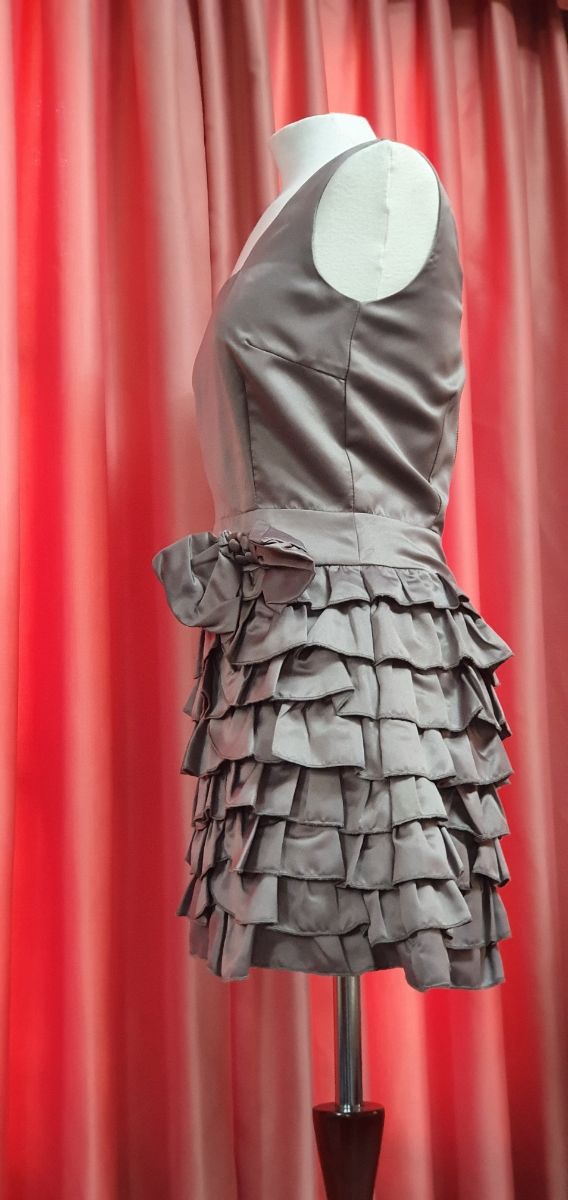 Vestido coqueto y juvenil de color gris