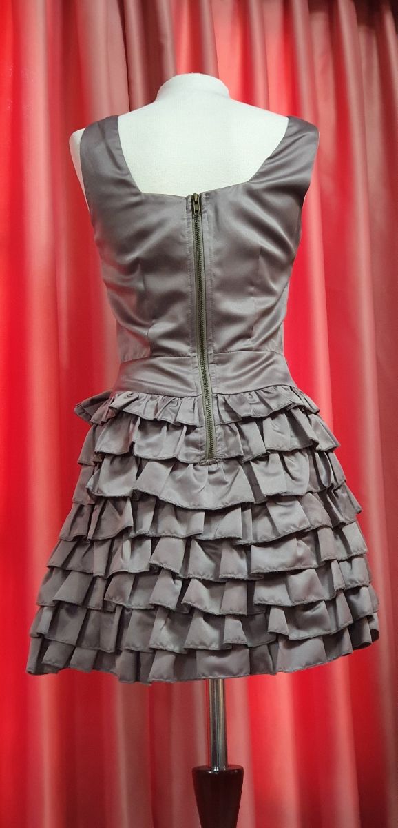 Vestido coqueto y juvenil de color gris