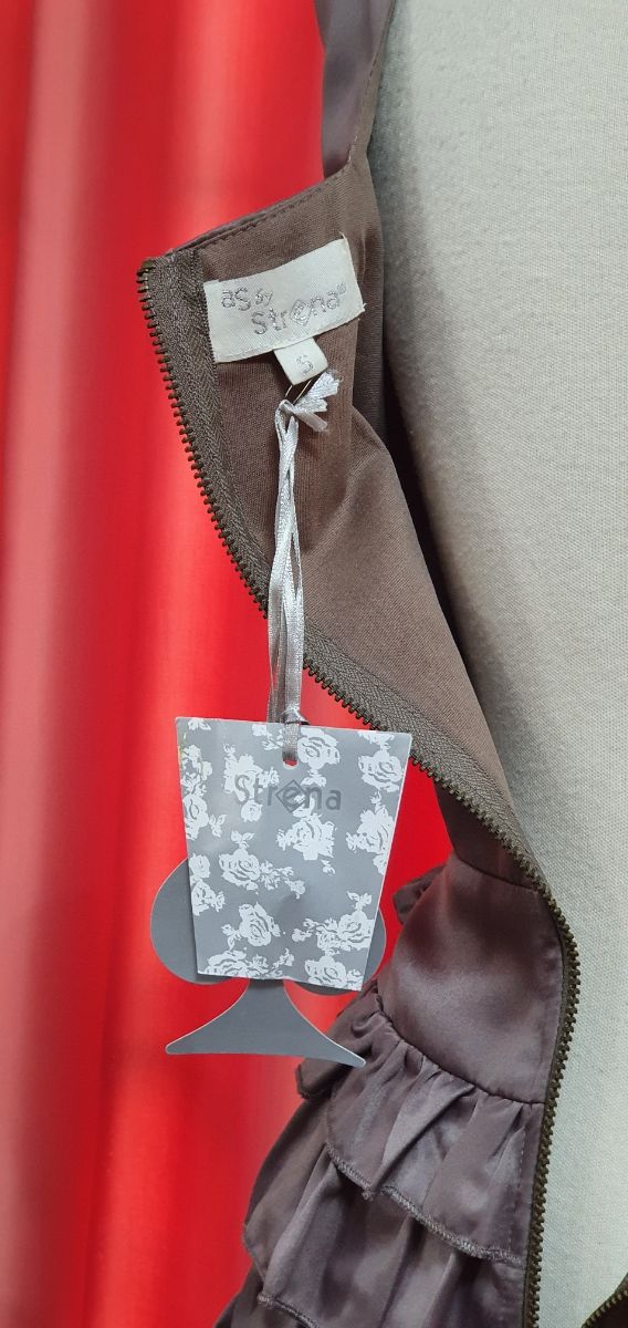 Vestido coqueto y juvenil de color gris