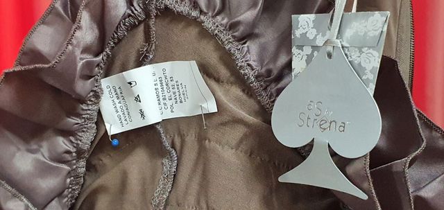 Vestido coqueto y juvenil de color gris