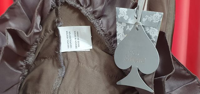 Vestido coqueto y juvenil de color gris