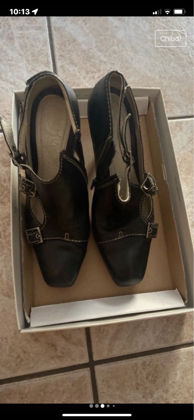 Scarpa nera con tacco