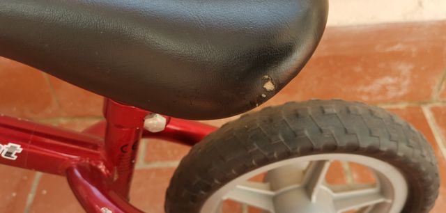 Barcelona. Bici roja sin pedales. Chicco