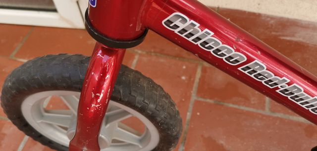 Barcelona. Bici roja sin pedales. Chicco
