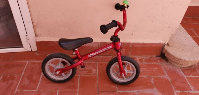 Barcelona. Bici roja sin pedales. Chicco