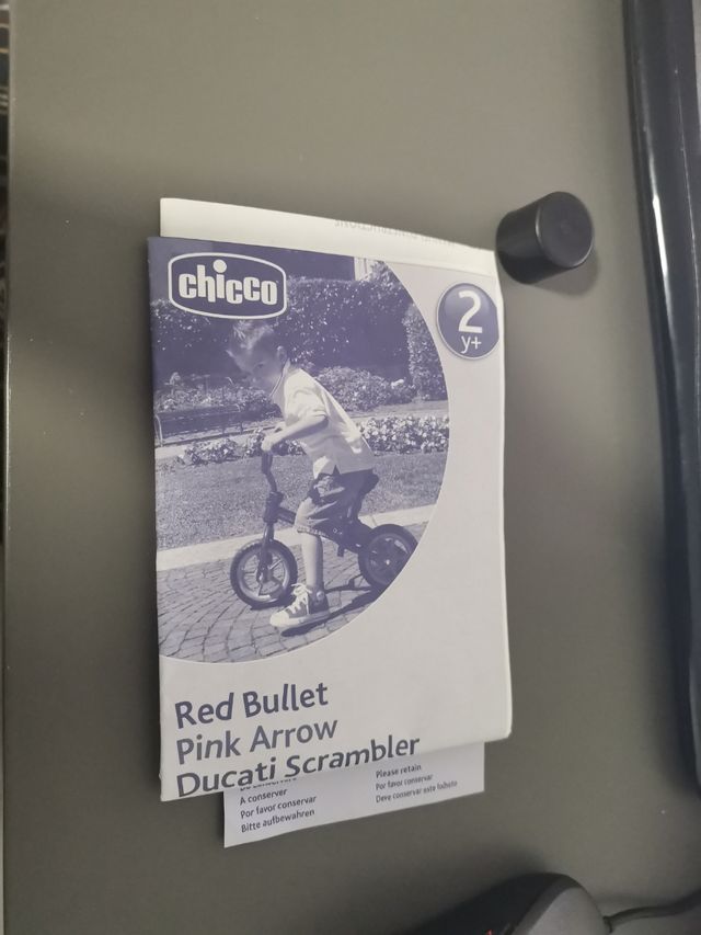 Barcelona. Bici roja sin pedales. Chicco