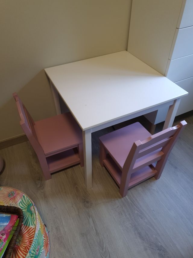 Mesa infantil y 2 sillas