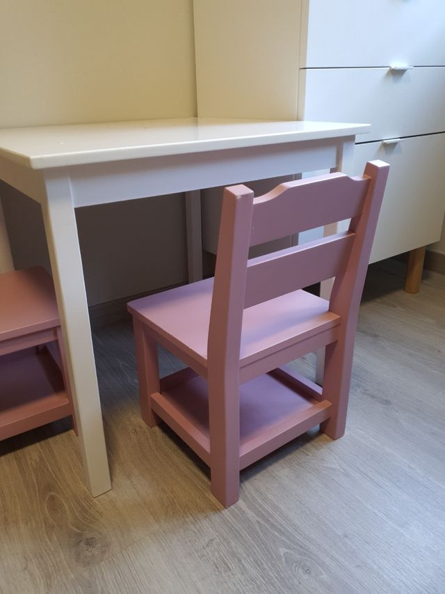 Mesa infantil y 2 sillas