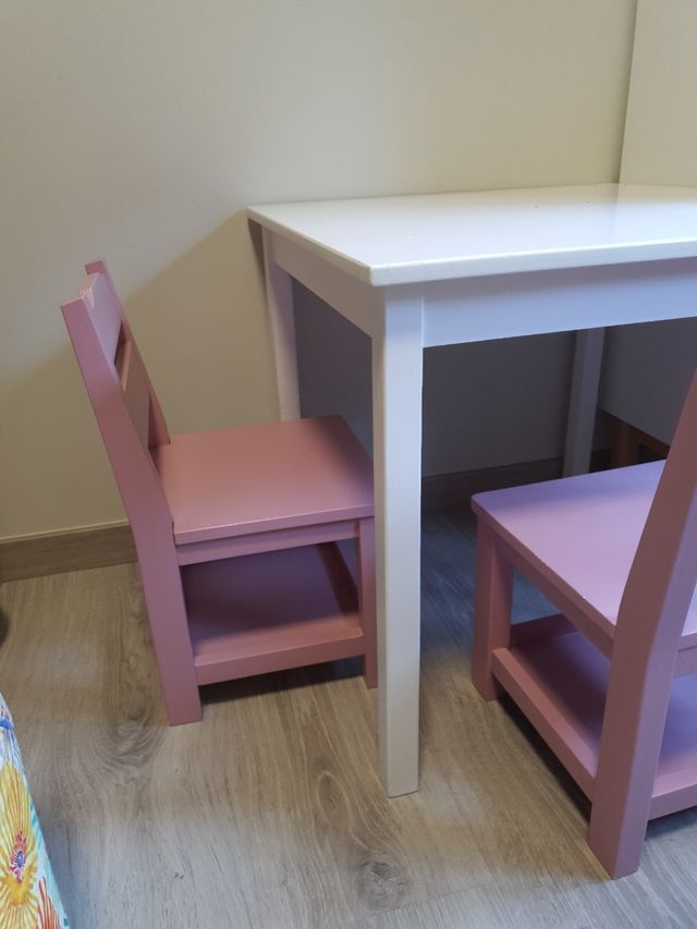 Mesa infantil y 2 sillas