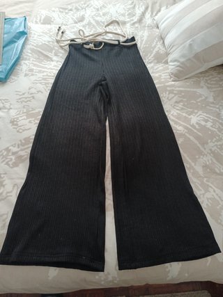 PANTALÓN negro Bershka. Largo 98 cm
