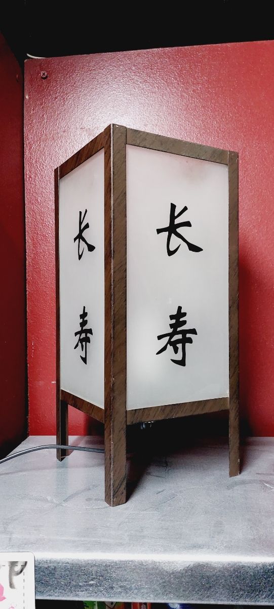 Lampara con letras chinas.