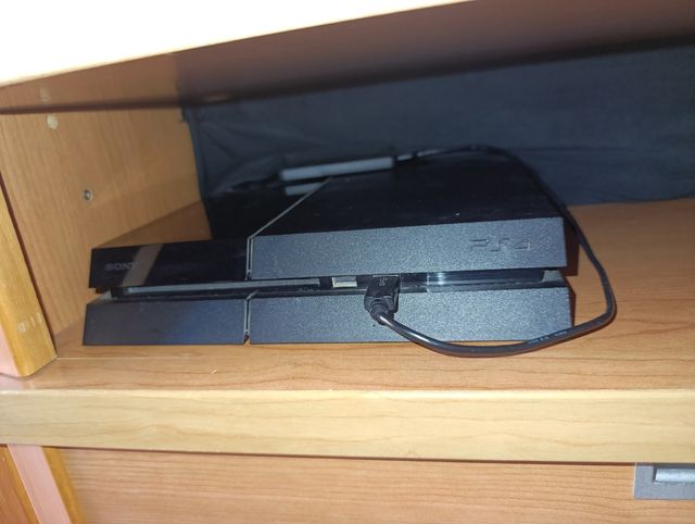 Play Station 4 + 2 mandos + 4 juegos (