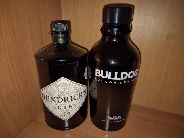 Bottiglie di gin vuote