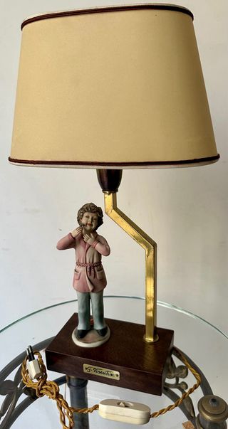 Lampada vintage con scultura bisquit
