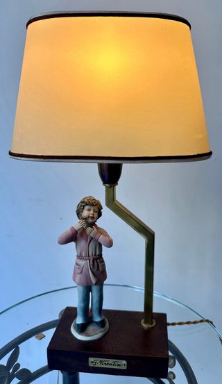 Lampada vintage con scultura bisquit