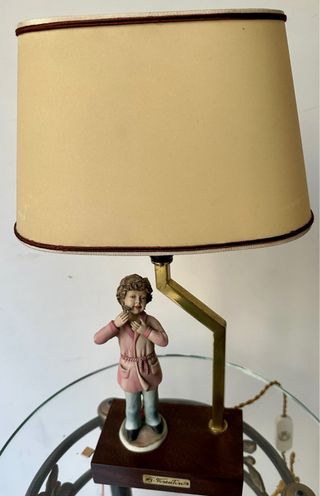 Lampada vintage con scultura bisquit