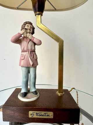 Lampada vintage con scultura bisquit