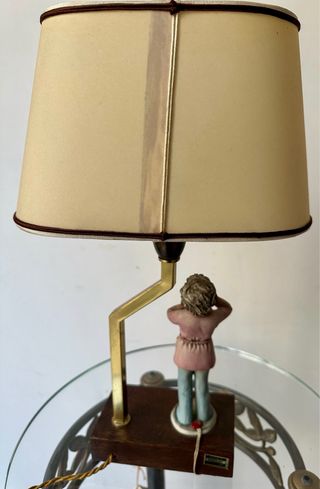 Lampada vintage con scultura bisquit