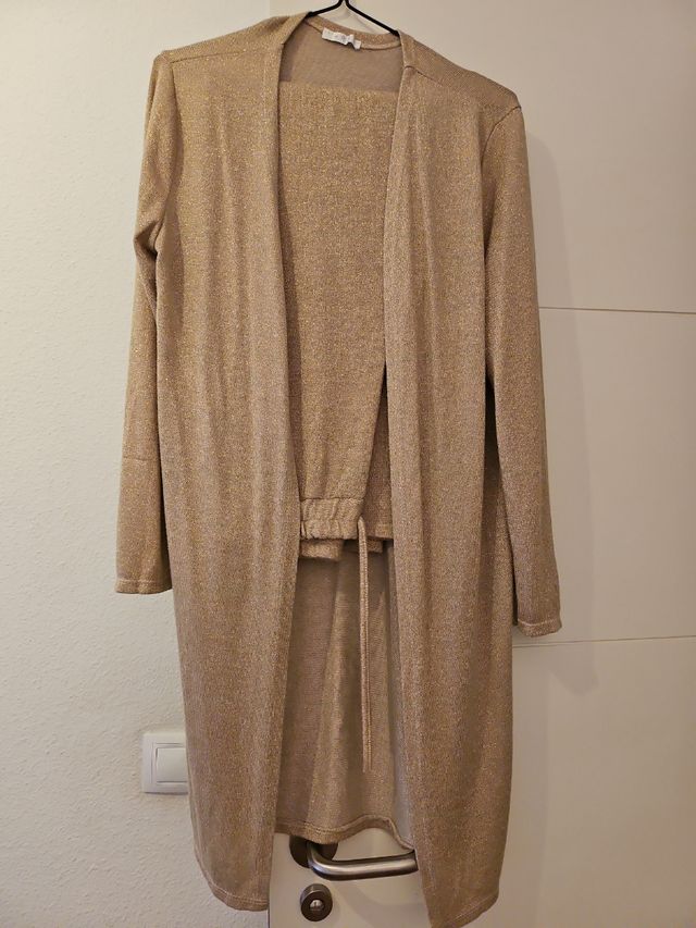 Pantalon y cardigan largo,dorado discreto y suave