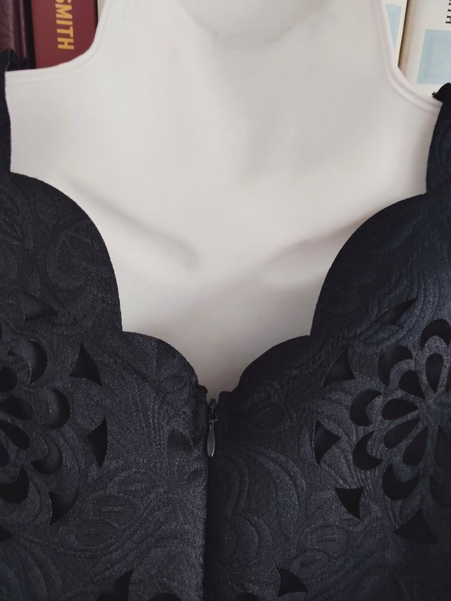 Abito nero taglio laser