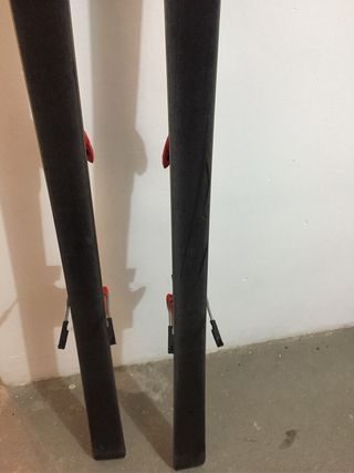 Tablas de esquí y bastones