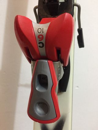 Tablas de esquí y bastones