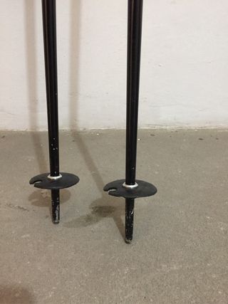 Tablas de esquí y bastones