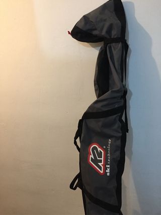 Tablas de esquí y bastones