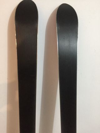 Tablas de esquí y bastones