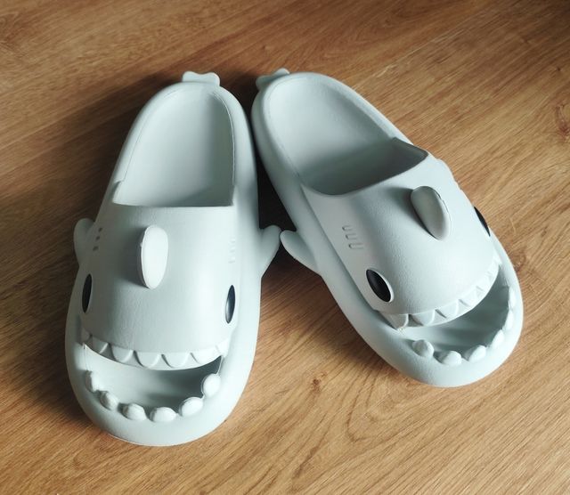 Zapatillas tiburón grises. SIN ESTRENAR.