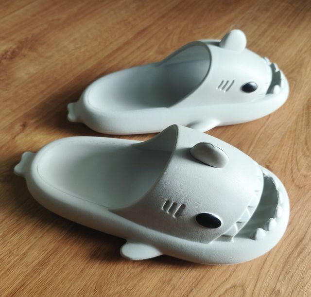 Zapatillas tiburón grises. SIN ESTRENAR.