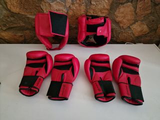 Saco, guantes y cascos de boxeo