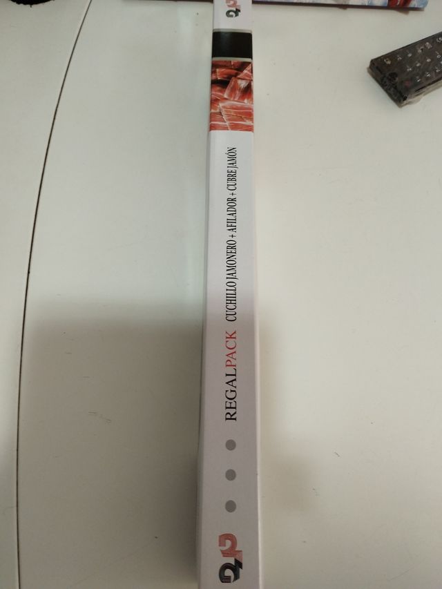 Coltello e affilatoio per prosciutto