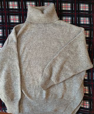 JERSEY GRIS DE CUELLO ALTO