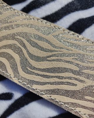 Correa cebra plateada beige, guitarra bajo